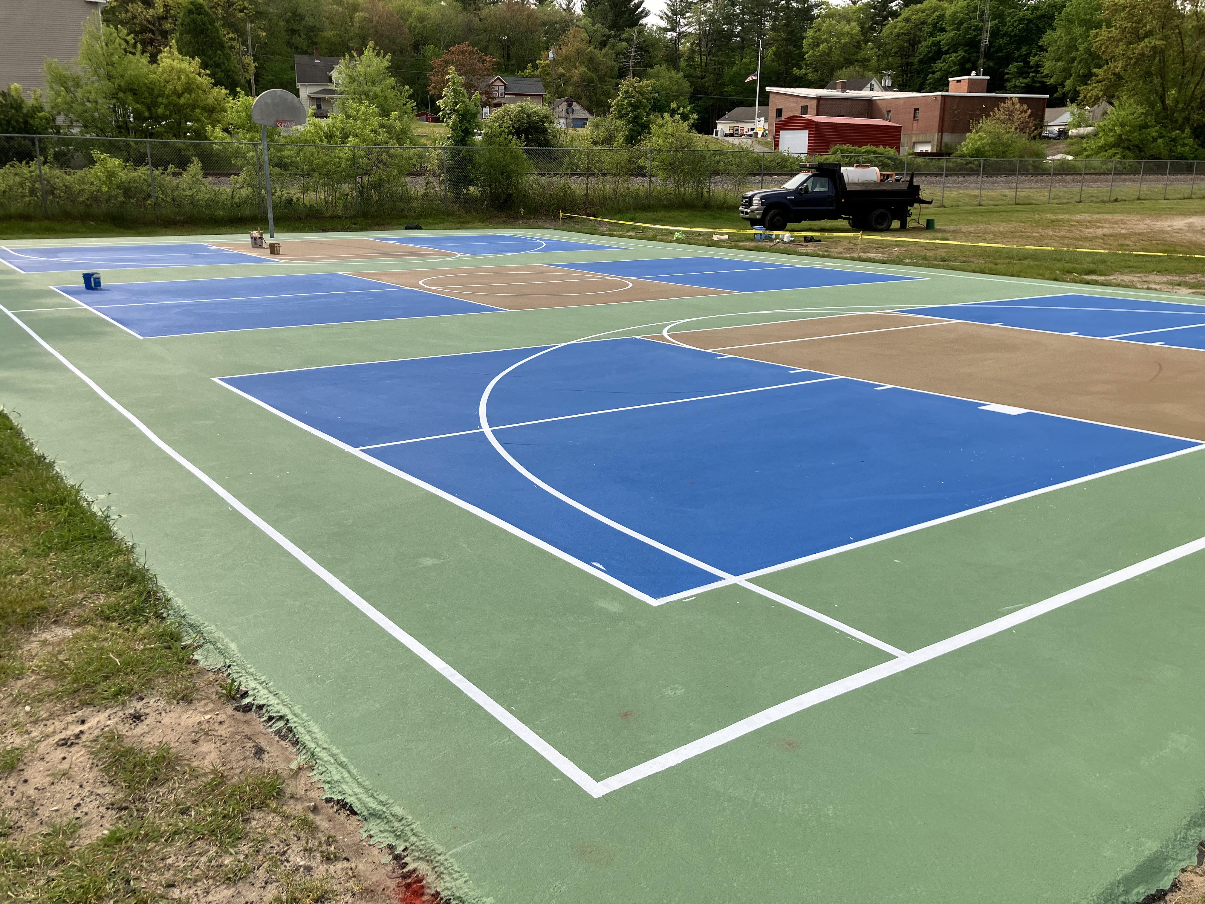 Sơn lại sân bóng rổ - pickleball linh hoạt 9 lớp sơn có 10% Hạt Cao Su DecoTurf USA trên nền ciment